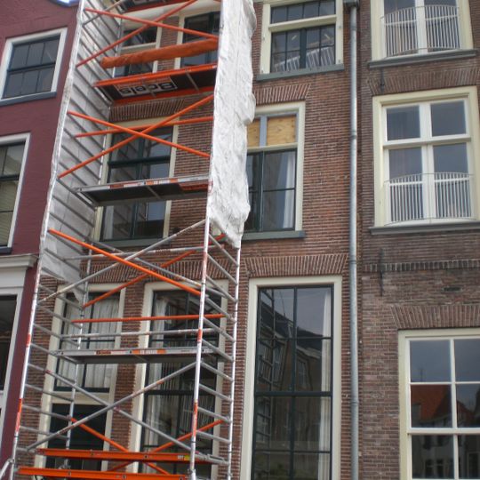 Onderkelderd huis met geverfde lijstgevel
