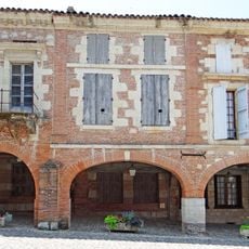 Immeuble, place de la Halle, cad. 498, 497, 496