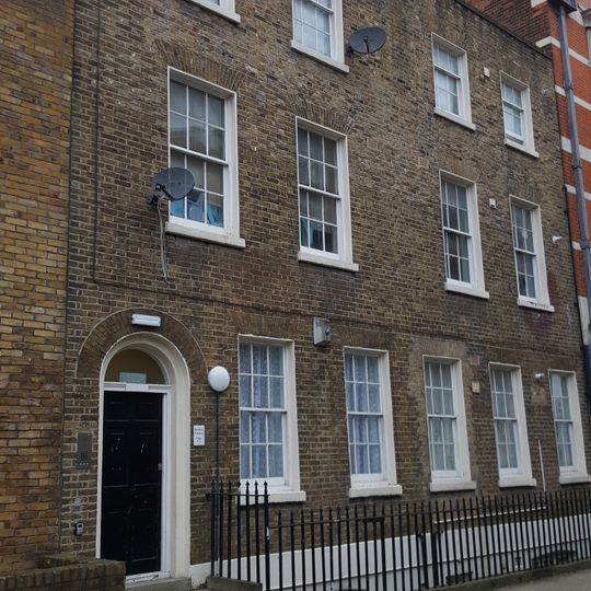 8 Beccles Street and area railings