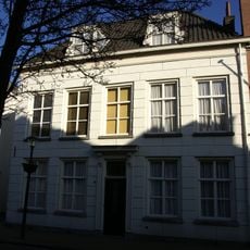 Hoekpand Bornsteeg. Breed patriciershuis ter breedte van vijf vensters onder hoog schilddak. Lijstgevel met Empire-schuiframen en deurpartij