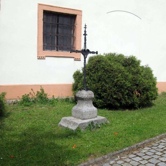 Kříž v Kasejovicích u kostela