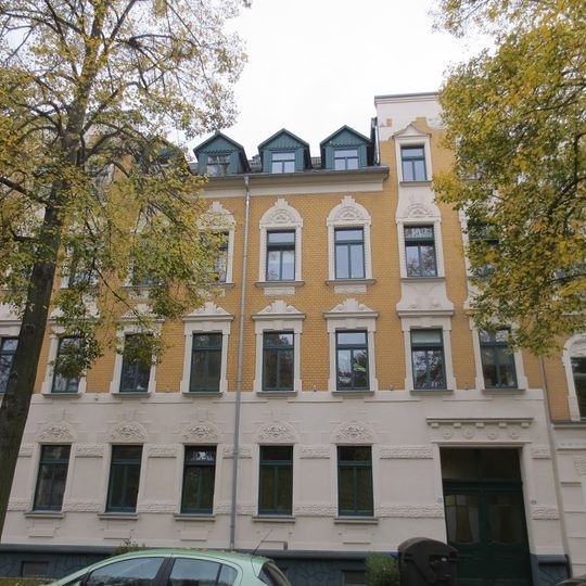 Mietshaus in geschlossener Bebauung mit Vorgarten Gustav-Adolf-Straße 32