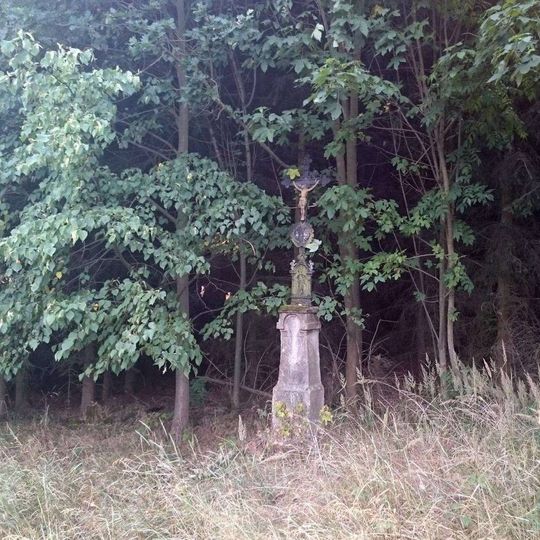 Kříž jižně od Chobotu u okraje lesa