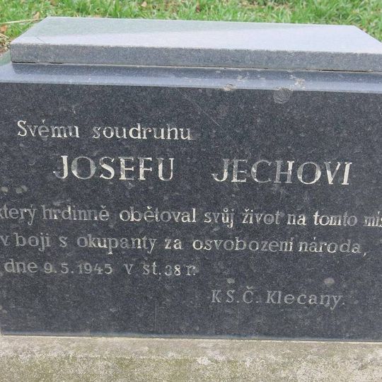 Pomník Josefu Jechovi padlému v květnu 1945 u silnice západně od Klecan