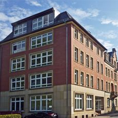 Mietshaus in geschlossener Bebauung mit Hinterhaus August-Bebel-Straße 6