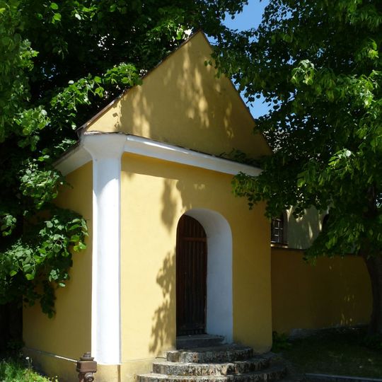 Kaple vlevo před kostelem v Budislavi