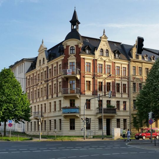 Mietshaus in geschlossener Bebauung, Eckhaus zur Fichtestraße, mit Vorgarten Biesnitzer Straße 20