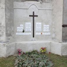 Pomník padlým v 1.světové válce na zdi kostela v osadě Vepřek