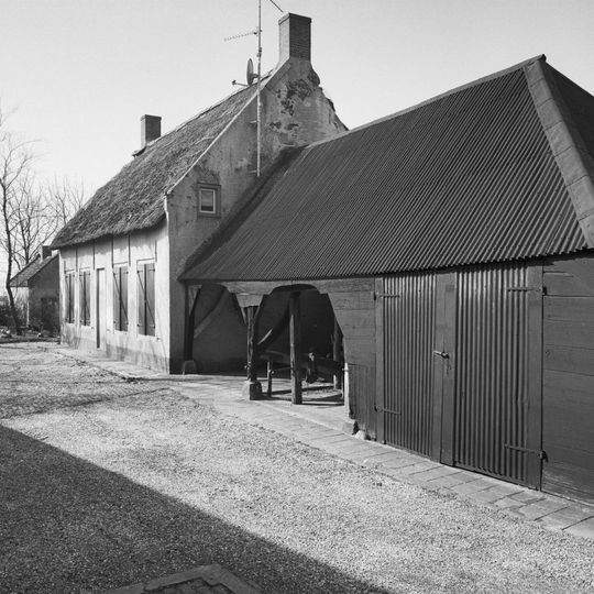 Boerderijcomplex van het westbrabantse type, bestaande uit woonhuis met schuur en open karschop, tweede woonhuis annex bedrijfsgedeelte, middenlangsdeelschuur, bakhuis, wasplaats