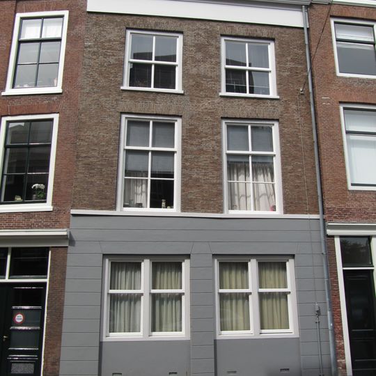 Pand met eenvoudige lijstgevel met empire ramen