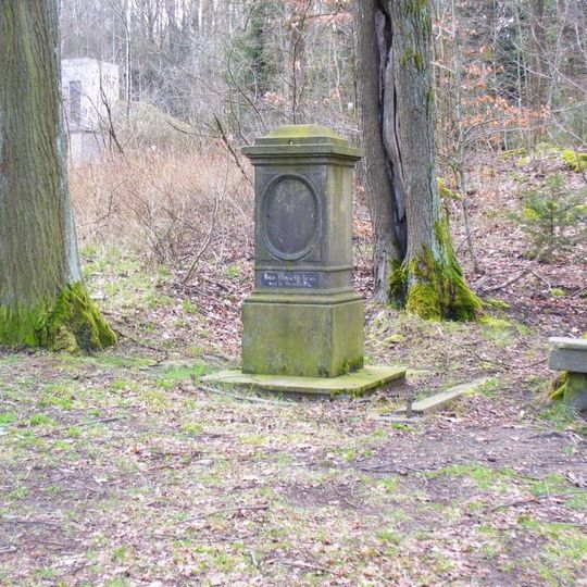 Kříž u lesní cesty západně od dolního nádraží v Mikulášovicích