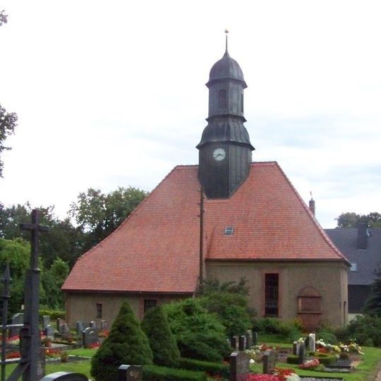 Kirche und Kirchhof mit Einfriedungsmauer, drei Erbbegräbnisse , Grabanlage der Familie Nostitz-Wallwitz sowie Denkmal für die Gefallenen des Ersten Weltkrieges Zur Mühle 2