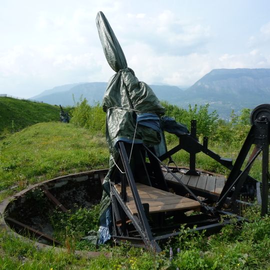 Socle de pièce d'artillerie montée d'un canon factice.