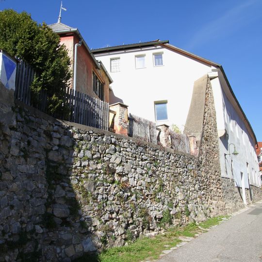 Wohnhaus mit Stadtmauer