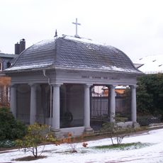 Sachgesamtheit Trinitatisfriedhof, mit folgenden Einzeldenkmalen: Parentationshalle, Einfriedungsmauer, Grabstätten Zöffel, Haenel-Clauss und Andrä, Gruft Uhlmann, Gruft Hertel, Kantorengräber, Grabstätten Lehm und Wilisch, Kruzifix von 1683, Ro