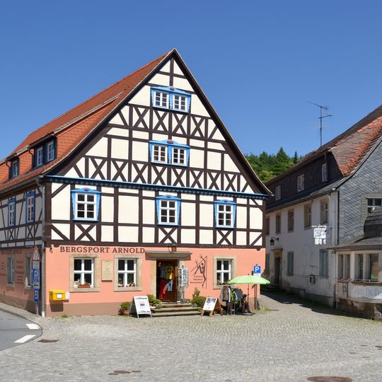 Wohnhaus mit Apotheke und zwei Nebengebäude Obere Straße 2