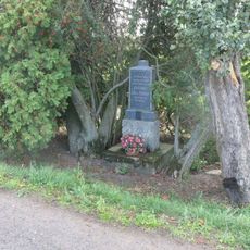 Pomník Barbory Zázvorkové u silnice k hřbitovu v Brníkově