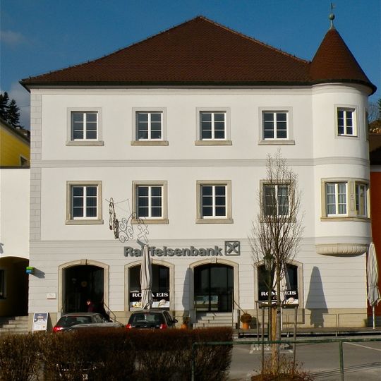 Steingewände und 3 Portale