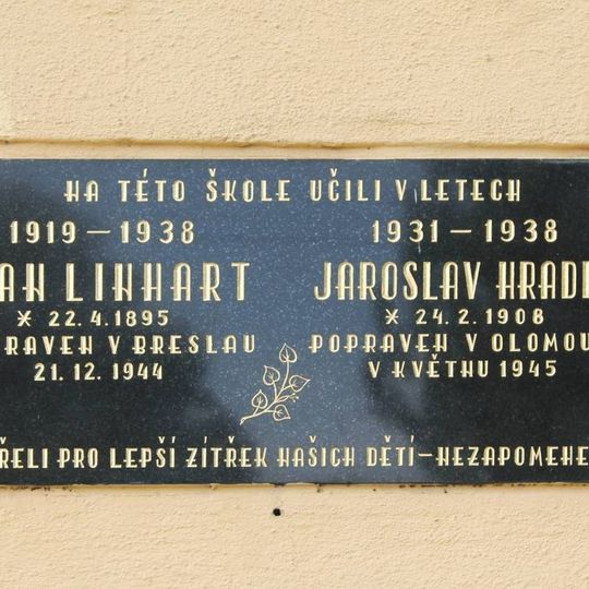 Pamětní deska J. Linharta a J. Hradila v Rudě nad Moravou na budově knihovny