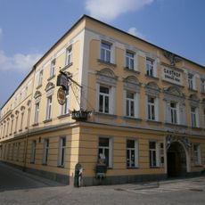 Gasthaus Goldener Adler mit Hauszeichen und Teil der inneren Stadtmauer