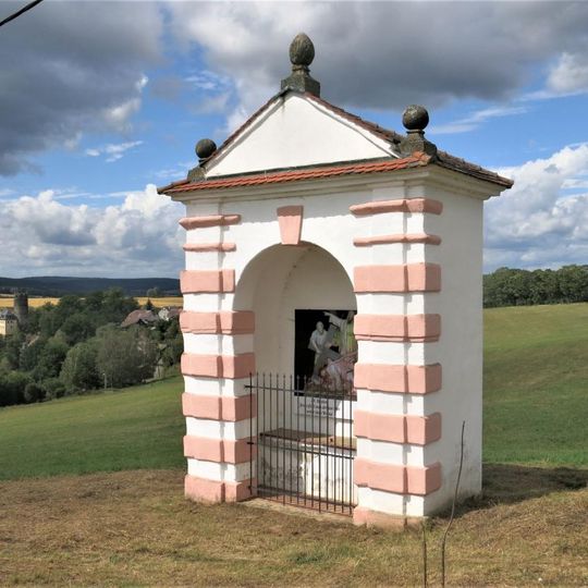 Kaplička 24. zastavení částečně zaniklé Křížové cesty k areálu Maria Loreto v Hrozňatově