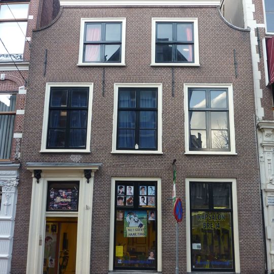 Pand met bakstenen gevel met rechte kroonlijst en afgewolfd dak