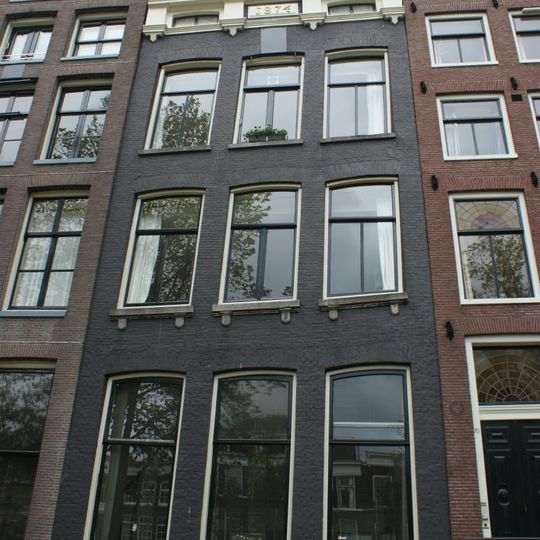 Pand, in oorsprong uit 1625, in 1710 van een halsgevel voorzien, in 1874 verhoogd, waarbij de voorgevel de huidige vorm verkreeg