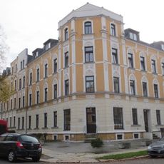 Mietshaus in Ecklage, mit Vorgarten Willy-Reinl-Straße 5