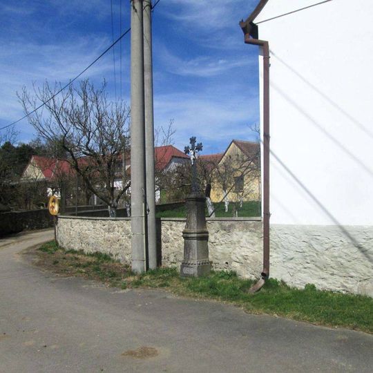 Kříž v Daměticích u zdi