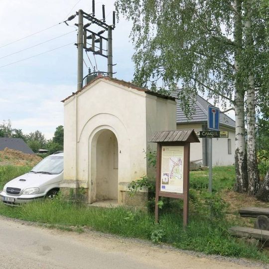 Kaplička na rozcestí naproti domu 62 v Skalici u České Lípy