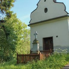 Kříž ve Vysokém Potoku před kaplí ve vsi