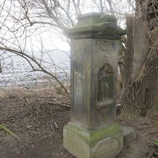 Ulomený kříž v poli východně od Slatiny