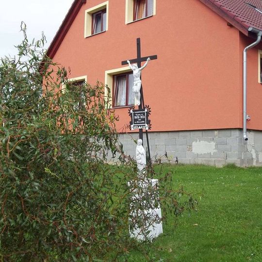 Kříž v zahradě v Psárově na návsi