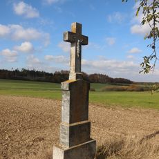 Kříž u stezky severně od Litovan