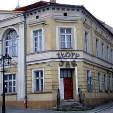 Dom z restauracją Złoty Jar