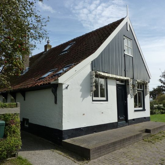 Gerekt woonhuis met houten voorschot waarin getoogd luik