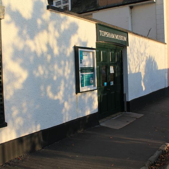 Wall and Gates of No 25