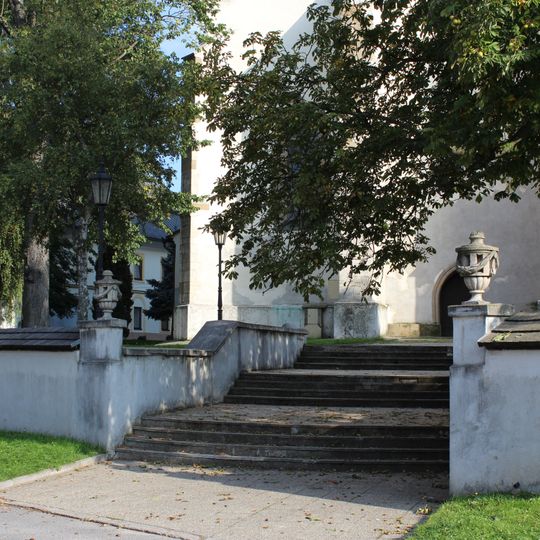 Kostol sv. Kríža s areálom, múr hradbový s bránou