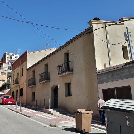 Façana de l'immoble del carrer Germandat de Sant Sebastià, 14