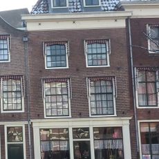 Pand met gepleisterde gevel met gewijzigde rechte kroonlijst