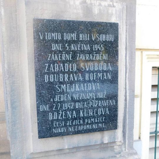 Pamětní deska obětem Pražského povstání ve Vítězné ulici v Praze