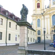Socha svatého Františka Solánského u kláštera v Hejnicích