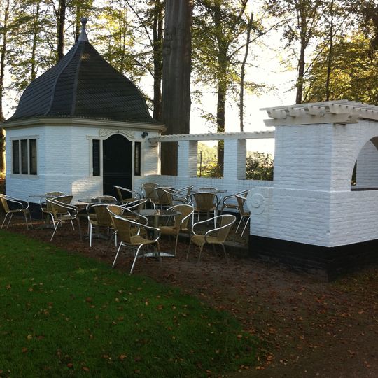 Groot Engelenburg: speelhuisje met pergola