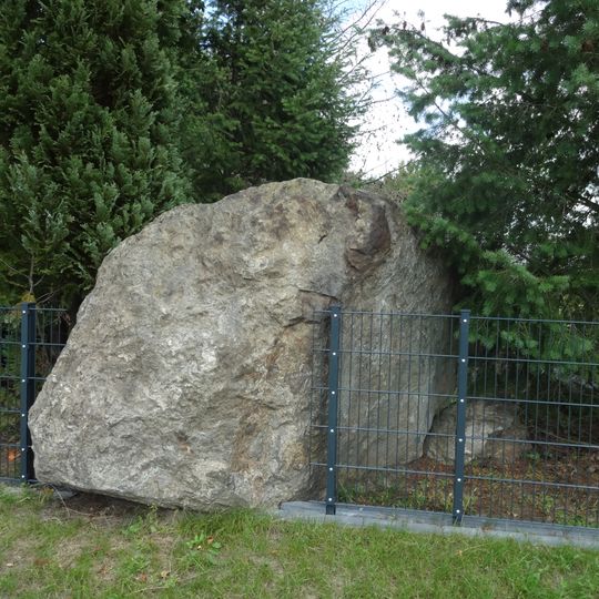 Naturdenkmal Findling 0,7 km SO Kirche; im Zaun von Merzdorf 50; Flur 4, Flurstück 141 in Merzdorf