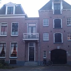 Woonhuis /pakhuis in traditionalistische stijl gebouwd op het industriegebied Raambuurt