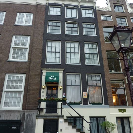 Pand met gevel onder rechte lijst met consoles en triglyfen