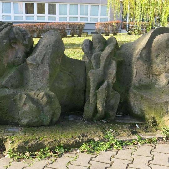 Socha Ležící žena před vysokoškolskými kolejemi na Klíši