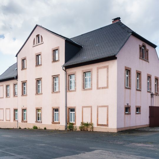 Ehemaliger Gasthof, mit Scheune und Hofpflasterung Raschützer Lindenstraße 1