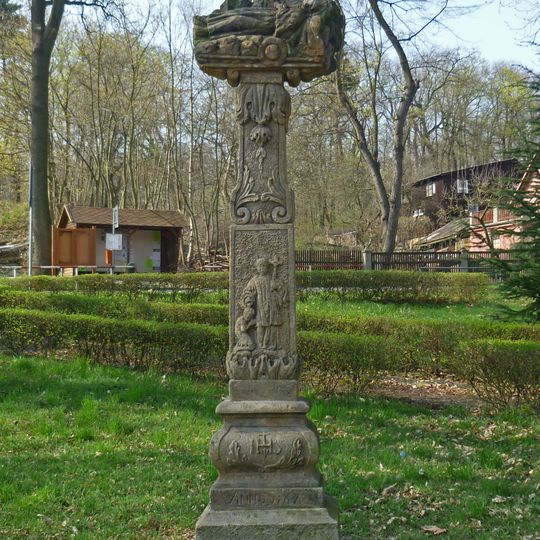 Votivní sloup v parku na návsi v Červeném Hrádku