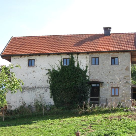 Kleines Wohnhaus in Hanglage, Rest des ehemaligen Schlosses